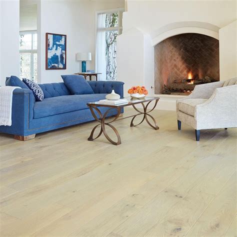 Malibu wide plank french oak - Malibu Wide Plank presents gorgeous French Oak in wider and longer planks, each hand-stained for a far more vivid color depth than machine-stained hardwood. Unlike rotary peeled veneer, sliced face offers straight wood grains and gives you a premium solid wood look. 